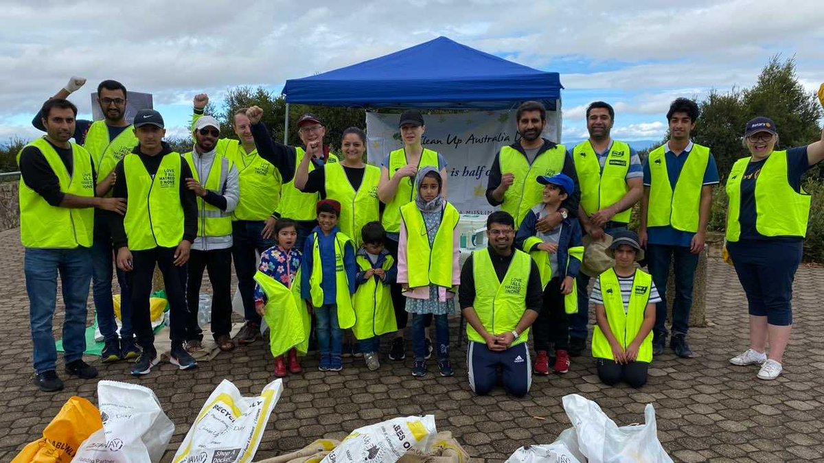 Ahmadiyya_ACT's tweet photo. What better feeling than to #CleanUpAustralia . Like every year, we gathered at the #MountAinslie site for the Annual Cleanup. 

Thanks to everyone from @Ahmadiyya_ACT &amp; also volunteers from #RotaryClub of Canberra Sundowners for participating.👍

#StepUptoCleanUp 
#CleanUpAus https://t.co/ewSI1KCgum