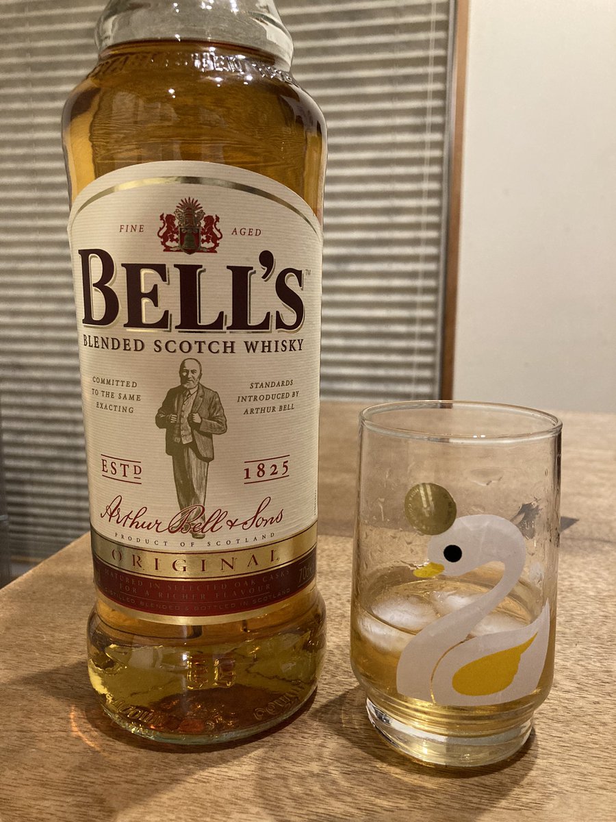 HDirector0214's tweet photo. BELL'S 
スコッチウイスキー
まずまず美味しいなぁ〜。
安かったから、まーいいかなぁ〜。
#ウイスキー #ベル #スコッチウイスキー https://t.co/eOppzx8928