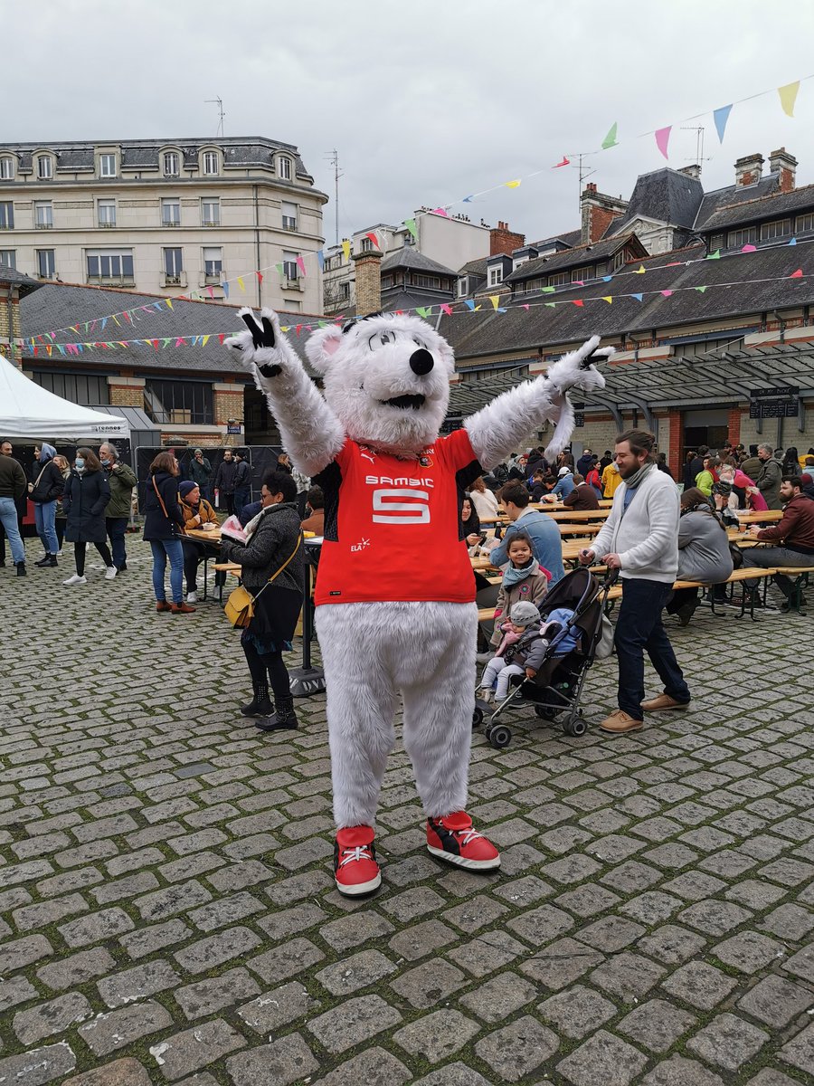 ErminigOfficiel's tweet photo. Comme tout bon rennais, le dimanche midi c'est au marché à manger ! #SRFCSCO https://t.co/Z9ZT99prfA