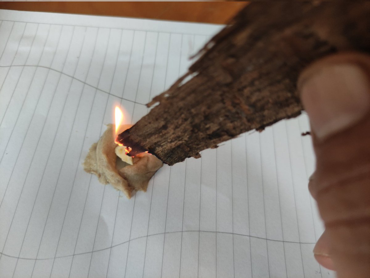 3933Mer's tweet image. Yaparsınız yapmazsınız ama bize küçükken paslı çivi battığı zaman ayağımıza uygulanan buydu,1.resimdeki ayak tabanı, hamur içindeki siyah nokta çivi batan yer, etrafı hamurla çevrilir 2. Resimdeki hamur içindeki görünen tereyağı ufak bir parça olması kâfi 🔽🔽🔽