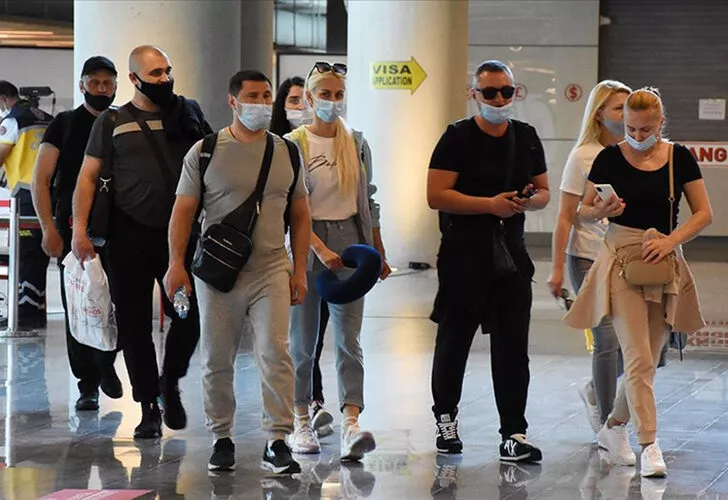 "Korkak" dediğiniz Suriyelilerin elinde Kaleşnikof var. "Kahraman" diye övdüğünüz Ukraynalıların elinde Javelin var. Fırlatıcı 600.000 $. Roketlerin her biri 175.000$. Yine de 10 günde 1.5 milyon Ukraynalı savaştan kaçtı... İnsaf edin biraz da sizi insan sansınlar...