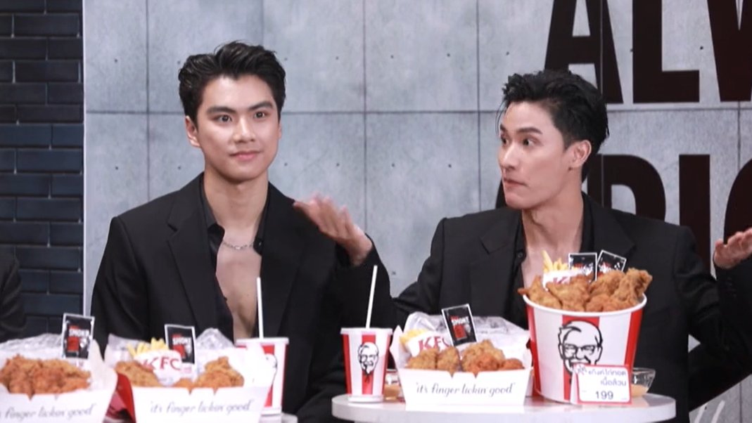 Ohmpawat_Family's tweet photo. ยังเล่นกิจกรรม #KFCOnehandchallenge กันได้อยู่นะคะ  หนุ่มๆจะเข้าไปดูแท็กกันด้วยน้า #Originaltenderxgujto
#ohmpawat https://t.co/TQxEGCyNFF