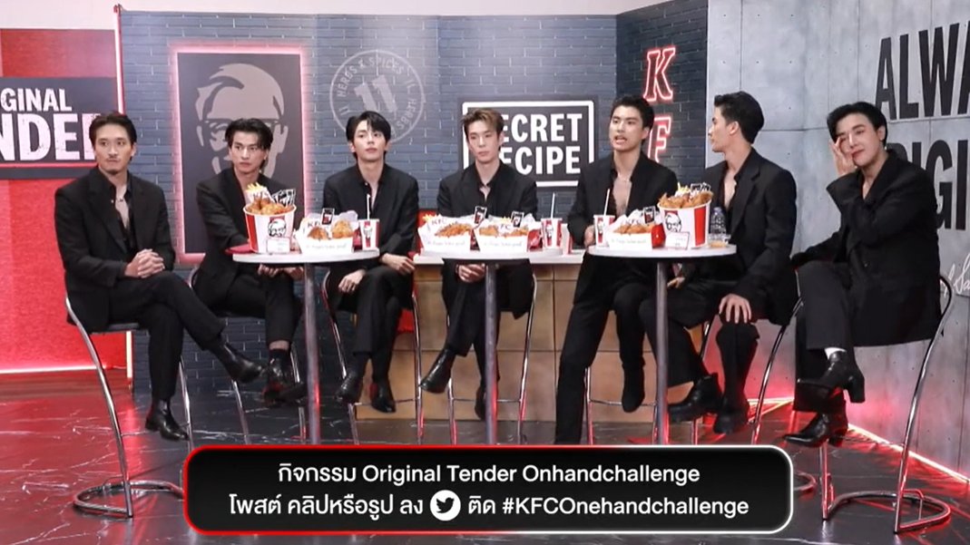 Ohmpawat_Family's tweet photo. ยังเล่นกิจกรรม #KFCOnehandchallenge กันได้อยู่นะคะ  หนุ่มๆจะเข้าไปดูแท็กกันด้วยน้า #Originaltenderxgujto
#ohmpawat https://t.co/TQxEGCyNFF