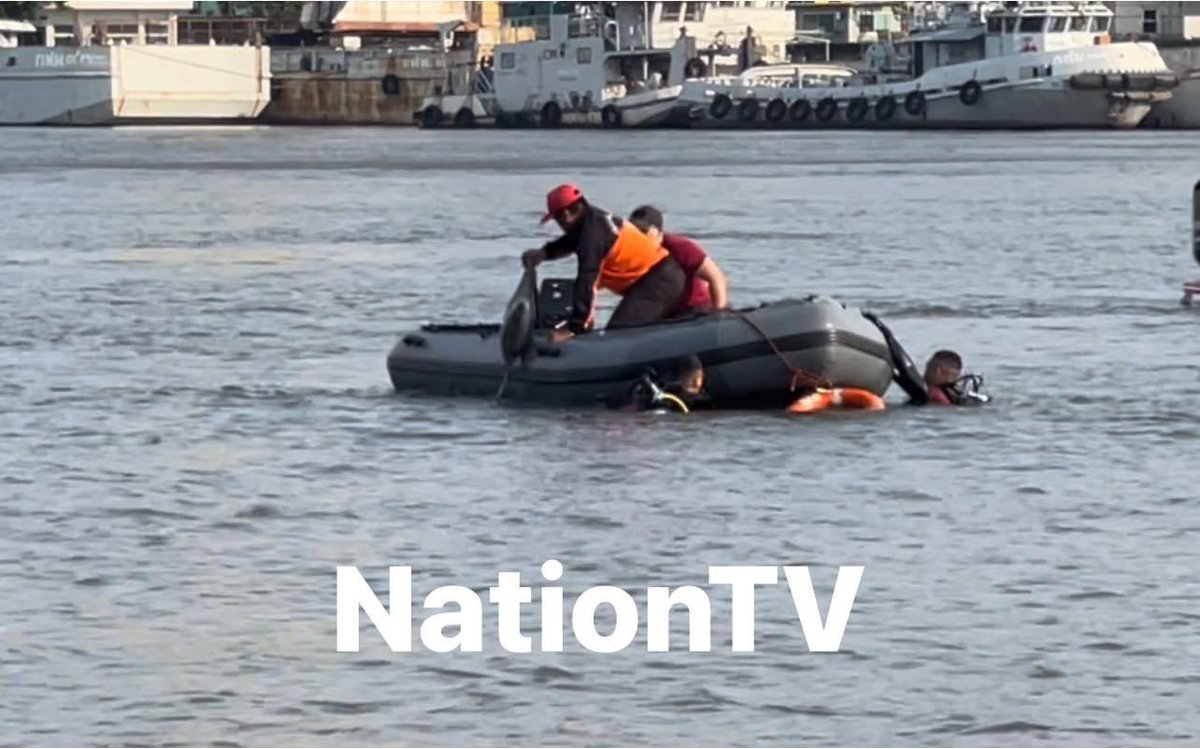 nene_ntv's tweet photo. 16.49น.ประดาน้ำตร.พบถุงข้างในคล้ายขวดทรงสูง ในแม่น้ำเจ้าพระยา ใกล้ท่าเรื���พิบูลสงคราม1 หลังค้นหาวัตถุพยานคดีการเสียชีวิตของแตงโม ซึ่งก่อนหน้านี้มีรายงานข่าวว่าคนบนเรือให้การยอมรับว่าทิ้งวัตถุบางอย่างลงไป จนนำมาสู่การงมค้นหา #nationtv #คดีแตงโม #แตงโมตกเรือ https://t.co/KYYBwlV2cb