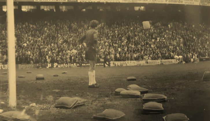 josean0728's tweet photo. A punto de cumplirse 50 años del día que Mestalla se inundó de almohadillas tras un nefasto arbitraje Valencia -Real Madrid en pleno día de San José. El arbitro tuvo que salir de Mestalla por una puerta falsa y disfrazado de cabo de la policía 👮‍♂️ (19/03/1972) https://t.co/maoorGVMxZ