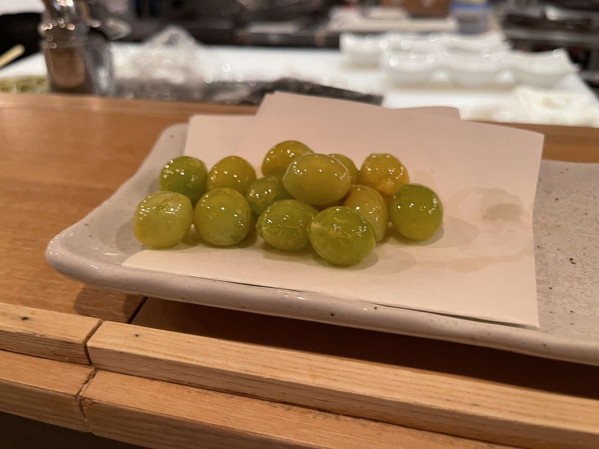 0819Sbgmail's tweet photo. 虎ノ門横丁　酒場器楽亭

個人的評価: 3点(5点満点中)

常連客が優��する店と感じた。先に注文した人よりも早く料理が出るし、もう売り切れと言っていた料理が常連客には出す。
あまり客を大事にしてくれるお店ではないと感じた。おでんの味は薄味。
#虎ノ門横丁 #酒場器楽亭 https://t.co/GjvLuIukbU