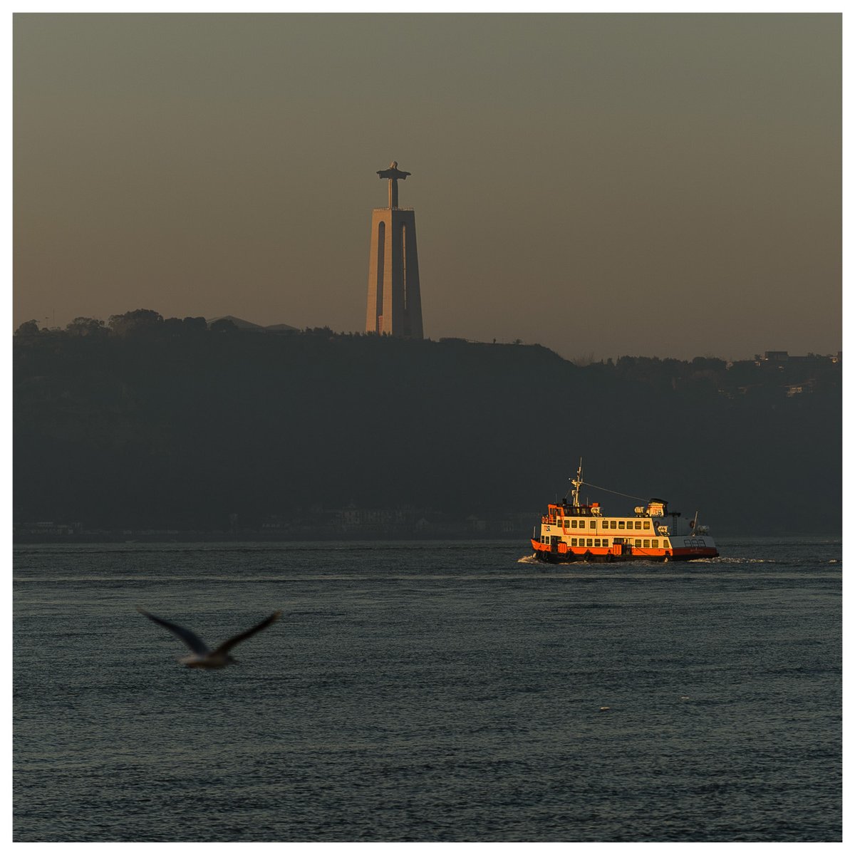 Photographyto8's tweet photo. El río Tajo está ligado a Lisboa desde sus orígenes. Se trata del río más largo de la Península Ibérica y, de tan ancho que es a su paso por Lisboa, parece mar. 

Hasta 1966 en que se construyó el puente Salazar...

#historiasdelisboa #cacilheiro https://t.co/HSJij4nsLP