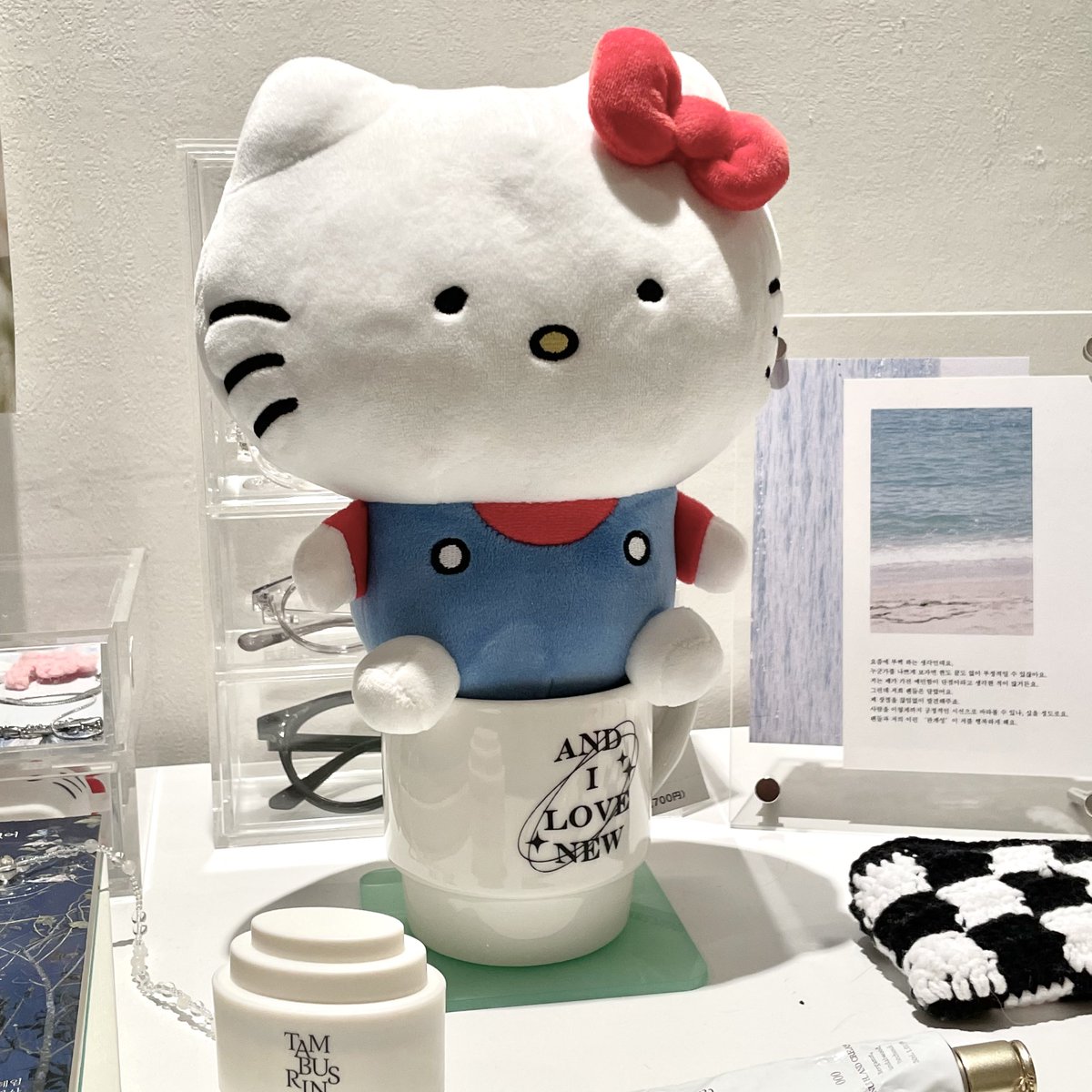 웃겨죽겟음.. 
저 멍청한 키티때문에 
 ㄴ 엄마.. 전 왜이리 큰건가요..