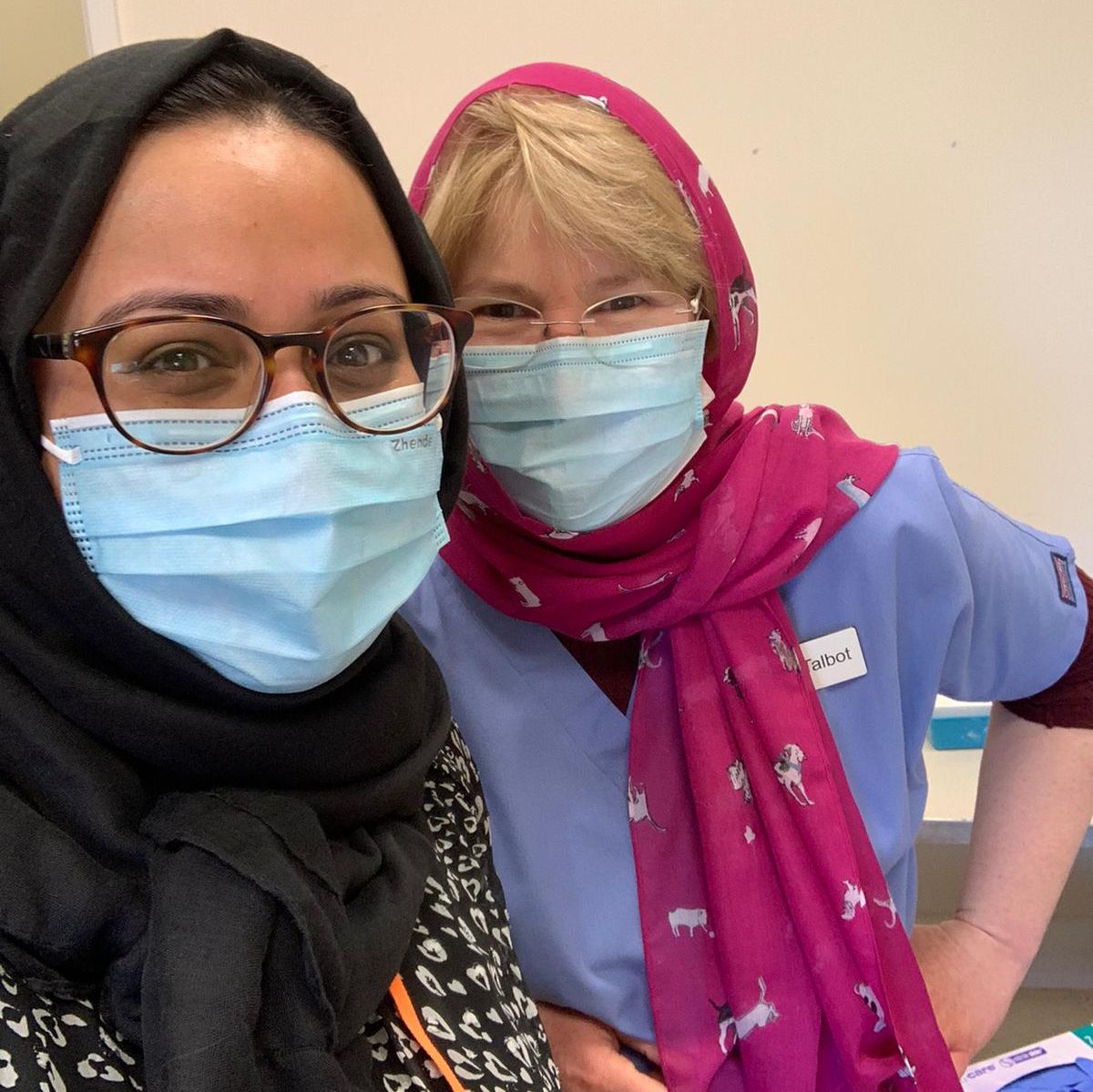 NHSBSWICB's tweet photo. Swindon’s Sikh temple recently hosted a Covid-19 vaccine clinic 💉 

43 vaccinations were given – 3 first doses, 8 second doses and 32 boosters 🙌

A huge thank you to everyone involved, including clinicians, administrators, outreach officers and representative from the Gurdwara. https://t.co/AMfaLmjaU7