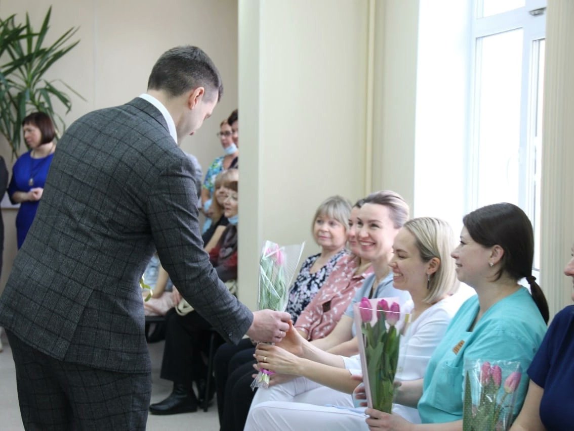 DubnaOfficial's tweet photo. Сотрудники Администрации наукограда поздравили с наступающим Международным женским днем врачей и медсестёр. Подробнее: https://t.co/5tClOeGOQ0 https://t.co/gjkh4eN5GO
