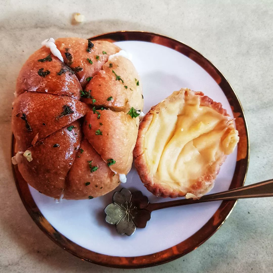 domino_javier's tweet photo. Ko-fi treats 🤤
*sweat cream garlic sandwich
*vanilla egg tart

#artisanalbread 
#HonoréBakery
#localbakes https://t.co/XfEDVeqUZP