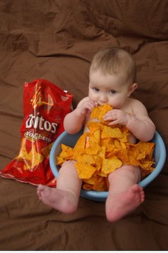 Дети и сладкое. Жрет чипсы. Дети с нарушением зрения. Толстый мальчик ест. Плачущий ребенок.