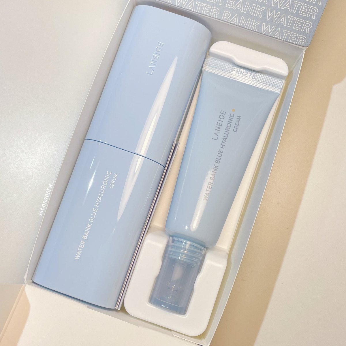 ssennannrw_'s tweet photo. โดนตกเพราะแพคเกจล้วนๆ Laneige water bank ปรับใหม่ล่าสุดสีฟ้าพาสเทลน่ารักสุดเค้าจัดเป็นเซ็ตเซรั่มกับครีม แค่เปิดกล่องมาก็ใจบางแล้ว ยังใช้ดีเหมือนเดิมด้วยเน้นเติมความชุ่มชื้นให้กับผิวใช้ได้ทั้งเช้าเย็น เซรั่มใช้ได้ทุกสภาพผิว ครีมโบกก่อนนอนตื่นมาผิวฟูมั่ก เต็มสิบ! #ใช้ดีบอกต่อ https://t.co/XeFe0AialD
