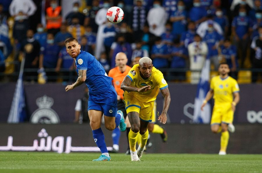 theAFCCL_ar's tweet photo. 🇸🇦 حقّق حامل اللقب الهلال @Alhilal_FC فوزاً كبيراً على نظيره مضيفه النصر @AlNassrFC بأربعة أهداف دون مقابل في قمة مباريات الجولة الثالثة والعشرين من الدوري السعودي @SPL ليقدّم بذلك خدمة كبيرة للمتصدّر الإتحاد @ittihad!

طالع حصاد الجولة ⬇️
https://t.co/9v9oW1lsWI https://t.co/M7PgtHAYiv