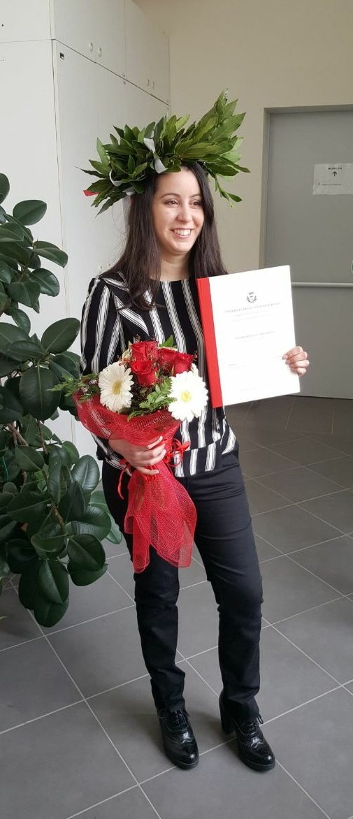 4 anni fa mi laureavo.

L'INPS lo scorso anno tolse l'invalidità perché gli pareva strano fossi istruita. 

Studiate gente, non fatevi fermare da una malattia o da enti che ci vogliano ammuffiti. Ho raggiunto con molte fatiche il traguardo, è stato bello.

Sorrido.

#IoNonMollo