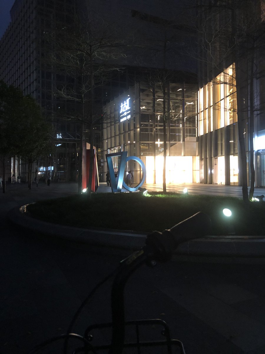 你在太古汇里消费，我骑着共享单车路过，我骑的单车还是8元抢的会员月卡。