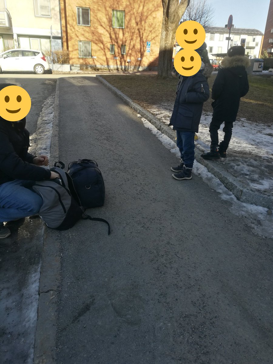 En liten insats som betyder så mycket för andra. Flyktingar kommer in till våra hamnar och tågstationer för vidare färd i Sverige. Jag åkte ner till en hamn och hämtade upp tre barn som skulle lämnas hos en släkting. Dom sov under hela bilresan. ♥️