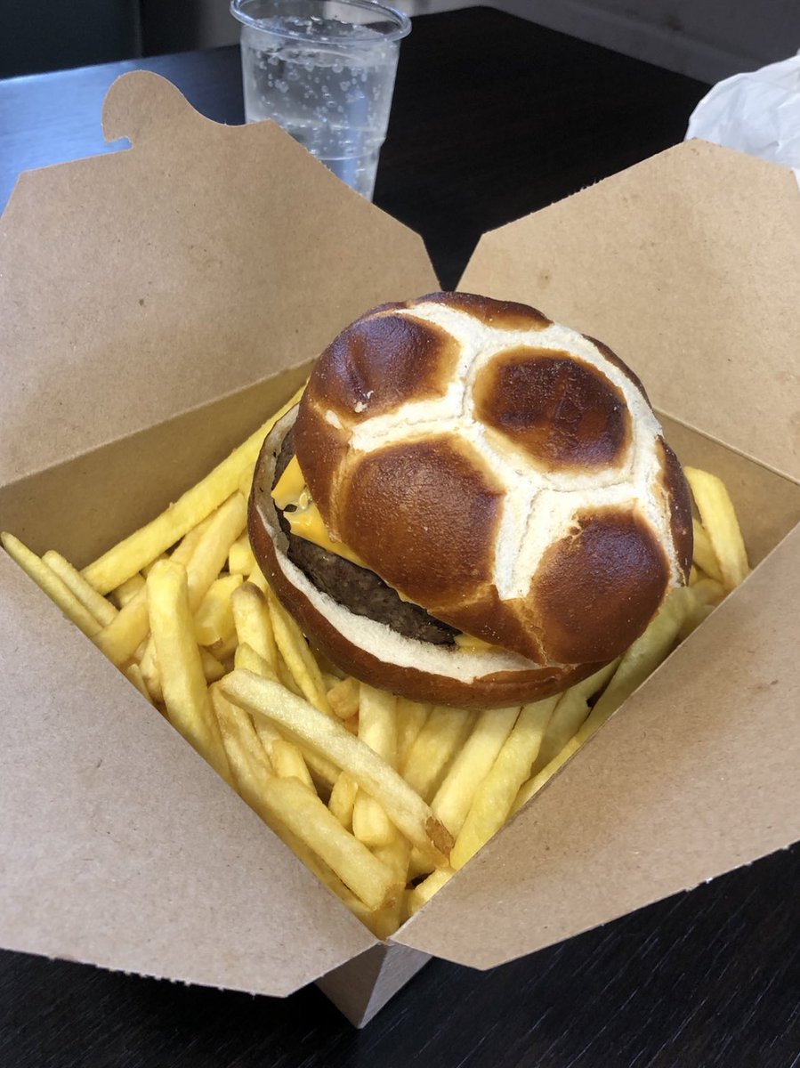 FootyScran's tweet photo. Cheeseburger and fries at Oxford City (@OxCityFC) 

💷 £7.50 https://t.co/fNpWtsgJMs