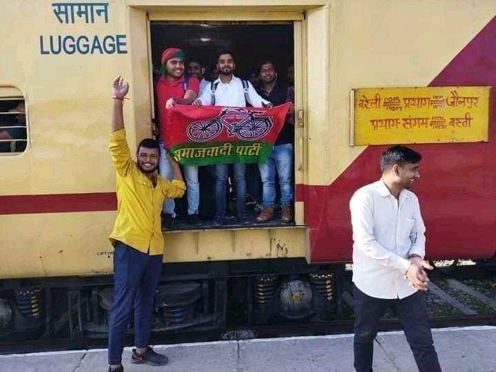 प्रयागराज के युवाओं का जोश‌ देख के पता चल गया

बाबा तो गयो

चिलम पर साइकिल भारी है