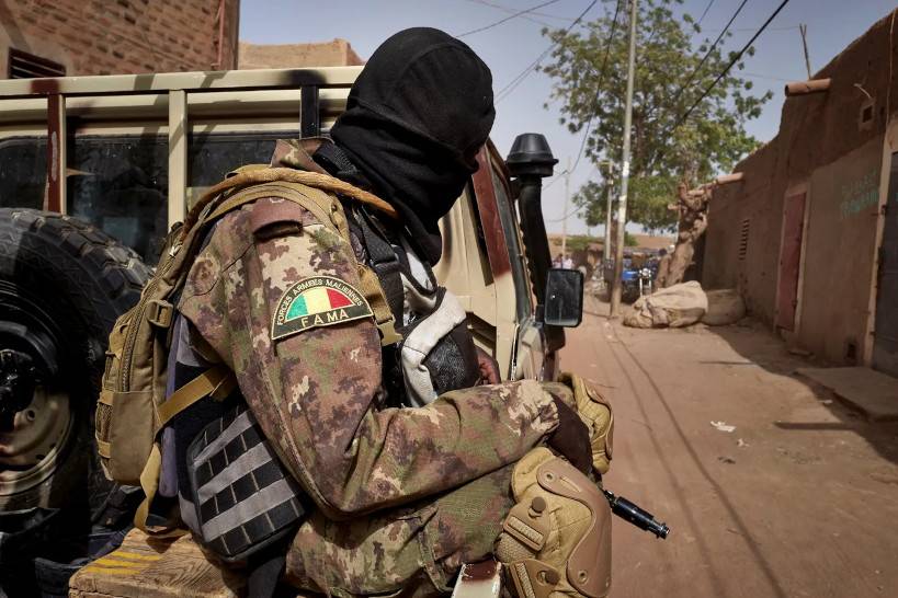 Meyamousa's tweet photo. Derrière chaque soldat, se cache une femme, une sœur, un frère, un père, une mère, bref une famille. Je connais cette douleur. Cette angoisse pour savoir est-il vivant ou mort ?
#JeSuisMondoro https://t.co/bQGOlpMhoG
