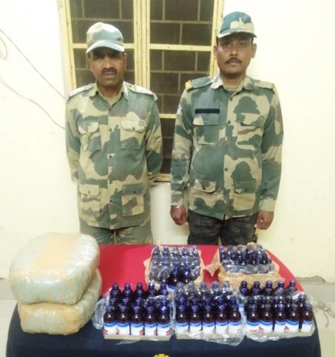 BSF_Tripura's tweet photo. #BSF #Tripura
Alert #Praharis seized #Ganja #Phensedyl & Contraband items & rescued 10 #Cattles having total seizure value of ₹11,03,380/- Also seized 55,000/- BD Taka in the intervening night of 05/06 March 2022, 05 Indian nationals were also apprehended.
#FirstLineOfDefense https://t.co/koLrS6Izy6