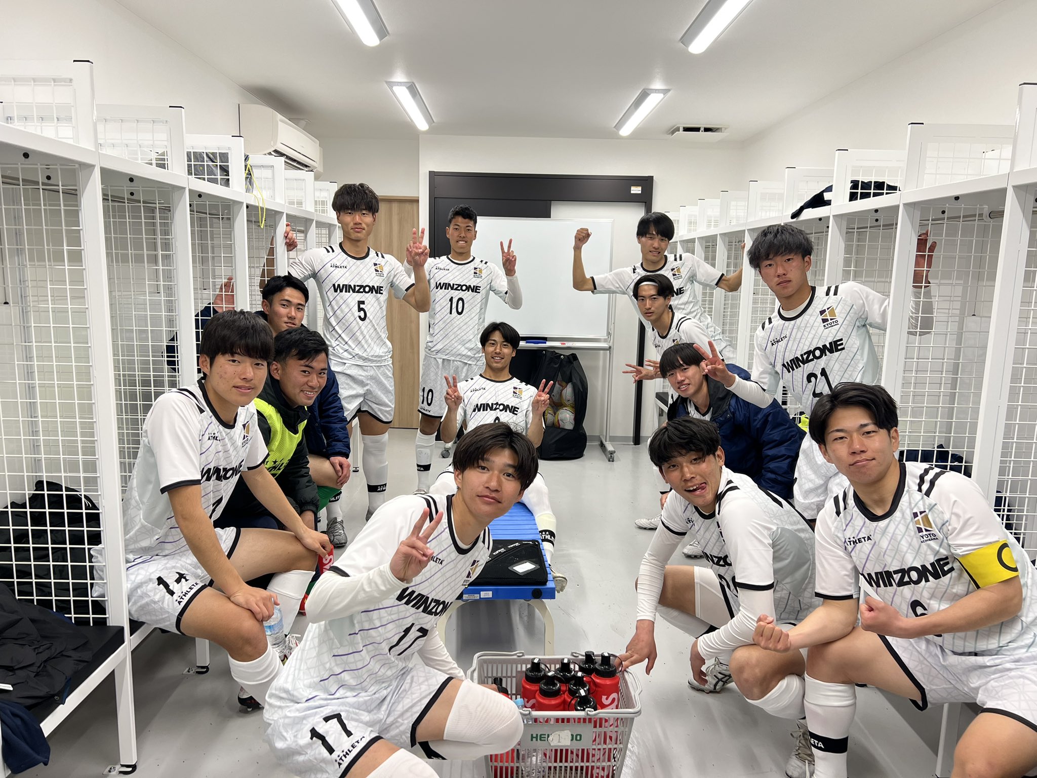 京都橘大学 サッカー部 メインゲーム Vs京都橘高校 ゲーム前のロッカールームでの写真とゲーム後のグラウンドでの写真です 素敵なグラウンドで練習できるこの環境に感謝してこれからも頑張ります 京都橘大学 サッカー部 京都橘高校 新グラウンド