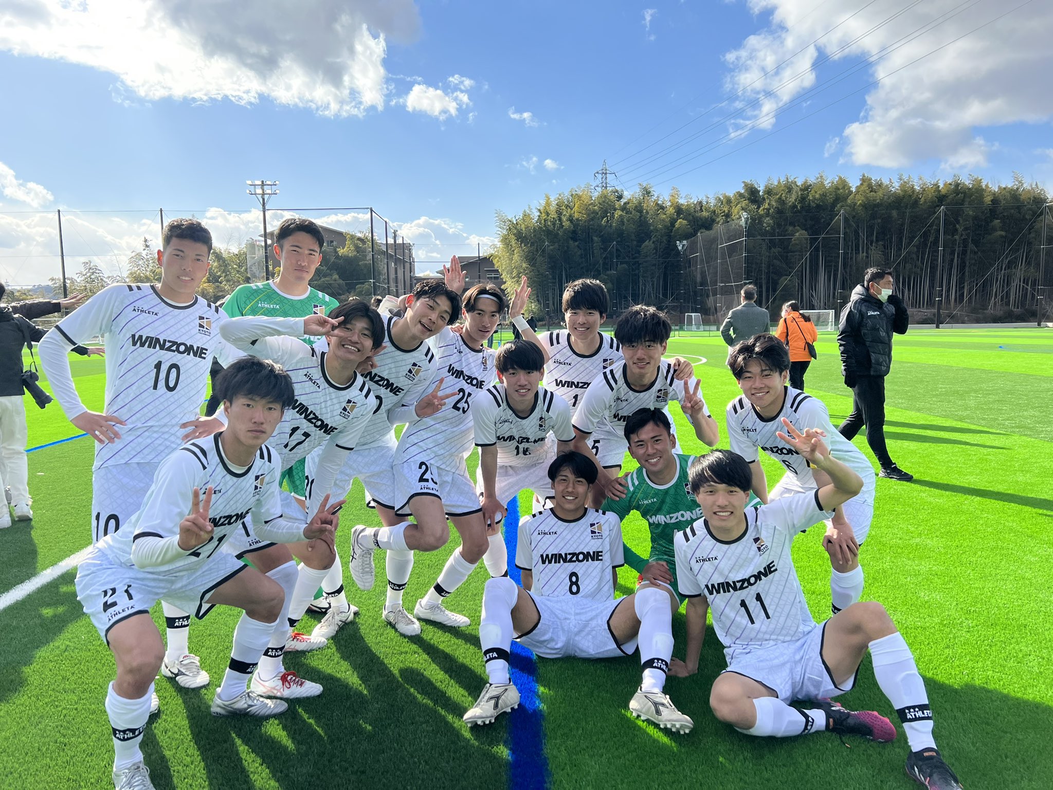 京都橘大学 サッカー部 メインゲーム Vs京都橘高校 ゲーム前のロッカールームでの写真とゲーム後のグラウンドでの写真です 素敵なグラウンドで練習できるこの環境に感謝してこれからも頑張ります 京都橘大学 サッカー部 京都橘高校 新グラウンド