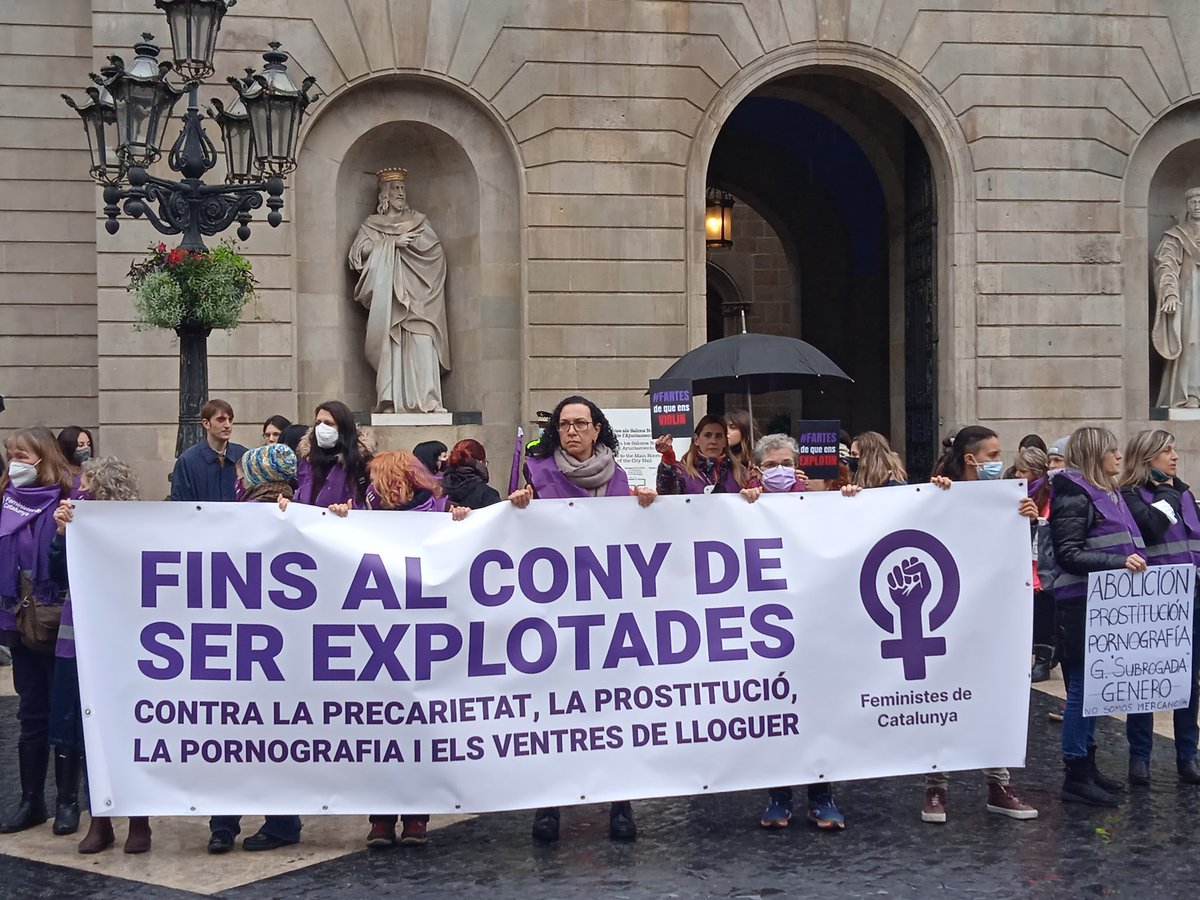 feministes_cat's tweet photo. Concentrades a #Barcelona aquest 6 de març per l'agenda feminista, contra la precarietat laboral, l'explotació sexual i reproductiva, les lleis d'autodeterminació del sexe i la violència contra les dones i nenes. #Feminismoesabolicionista #8M https://t.co/xCR3PKB1UW