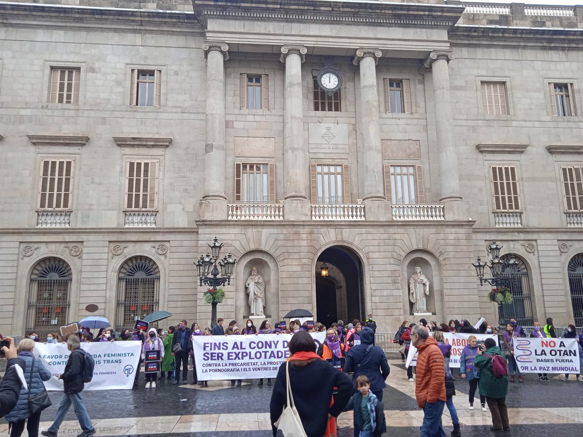 feministes_cat's tweet photo. Concentrades a #Barcelona aquest 6 de març per l'agenda feminista, contra la precarietat laboral, l'explotació sexual i reproductiva, les lleis d'autodeterminació del sexe i la violència contra les dones i nenes. #Feminismoesabolicionista #8M https://t.co/xCR3PKB1UW