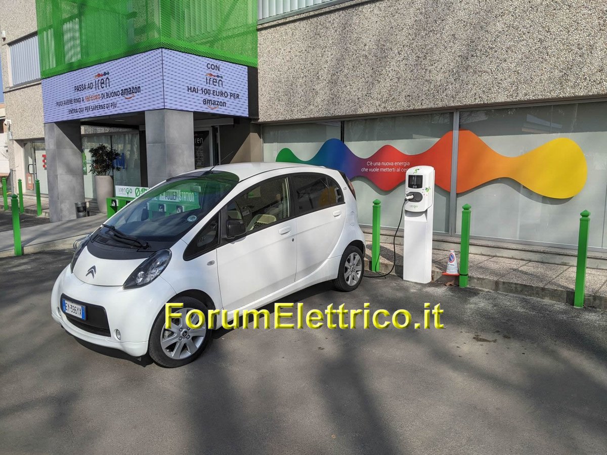 forumelettrico's tweet photo. La stazione di ricarica per veicoli elettrici IrenGo da 22 kW presso la sede Wemay di Reggio Emilia: nei paraggi si trovano due bar, una pizzeria ristorante, una banca e una farmacia https://t.co/gR7uLzU9WA #ReggioEmilia #Wemay #Iren https://t.co/nPPaGoNbh5