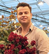 Naast SK Roses zal ook van der Ende Rozen morgen op de locaties Aalsmeer en Naaldwijk een kar Red Naomi! veilen. Dit voor: Samen in actie voor Oekraïne Giro 555. Hoop dat vele inkopers hier gehoor aan geven.