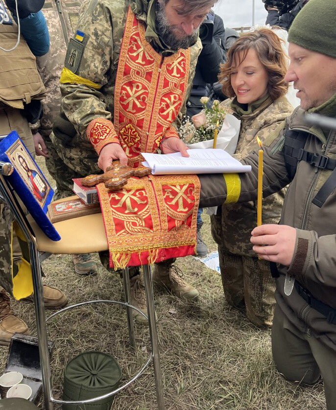 visegrad24's tweet photo. Two Ukrainian soldiers getting married just behind the frontlines. 

🇺🇦 https://t.co/hPvTLNGjTT