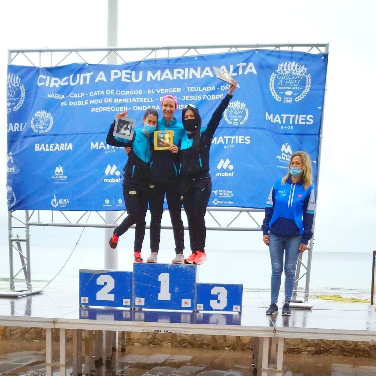 Jenniw1986's tweet photo. Día 2 de competición....2° carrera Calpe.... sufrimiento....usando el equipo (novio) para conseguir a llegar a meta....Correr es un deporte independiente pero mola mucho más conseguir podium con un equipo....Terminando 1° en categoria. #gettingbetter #lovetorun #Equipo https://t.co/ttuQ32NRgU