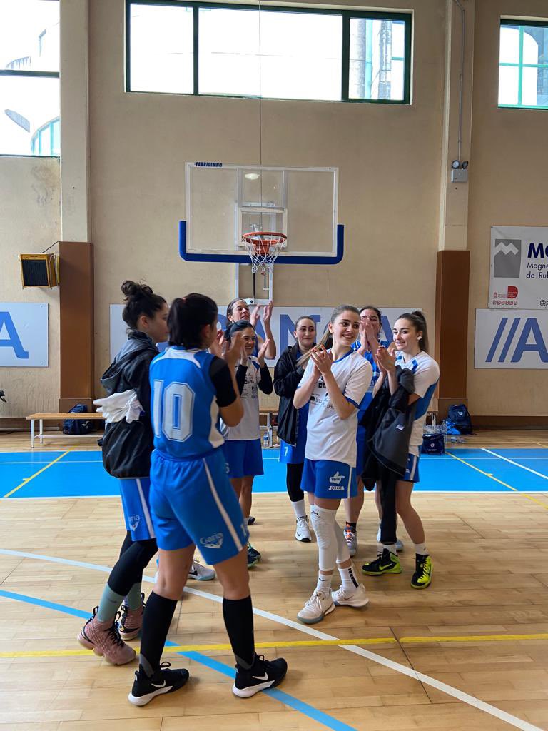 CBdoLea's tweet photo. Final en Lugo. Xuncas 49-77 https://t.co/AMyxpO3IKP Lea. Seguimos!! 💪🏽 💪🏽 #CBdoLea #basketcastro #basketfem https://t.co/v8SQWPLdwm
