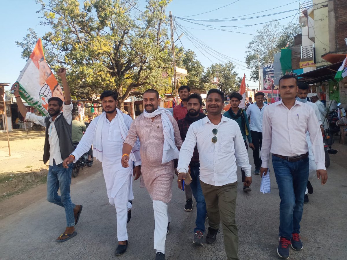 NikhilSTiwari94's tweet photo. रामपुर बाघेलान मुख्य बाजार में युवा कांग्रेस के साथियों के साथ घर चलो, घर घर चलो अभियान के अंतर्गत जनसंपर्क किया ।

घर चलो, घर-घर चलो अभियान,
जनता से संवाद का महाअभियान।
@digvijaya_28
@srinivasiyc @VikrantBhuria
@deepakjoshiIYC @SiddharthCong https://t.co/OZH7TVRdDA