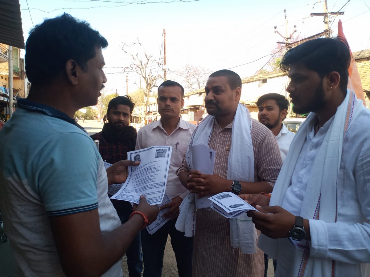 NikhilSTiwari94's tweet photo. रामपुर बाघेलान मुख्य बाजार में युवा कांग्रेस के साथियों के साथ घर चलो, घर घर चलो अभियान के अंतर्गत जनसंपर्क किया ।

घर चलो, घर-घर चलो अभियान,
जनता से संवाद का महाअभियान।
@digvijaya_28
@srinivasiyc @VikrantBhuria
@deepakjoshiIYC @SiddharthCong https://t.co/OZH7TVRdDA