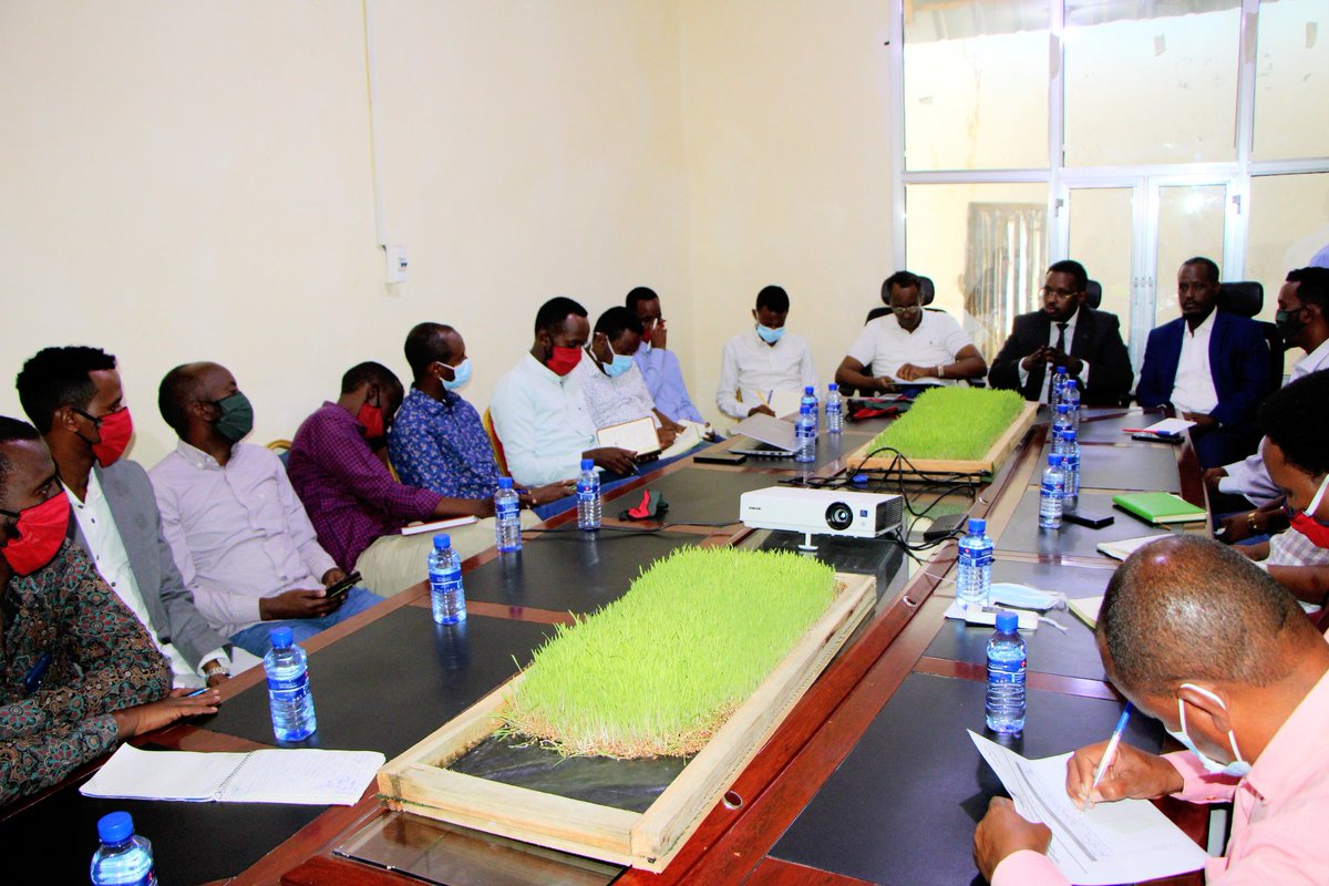 MoPICJubaland's tweet photo. MOPIC convened urgent drought meetng with all NGOs operating in JSS with its aim being getting updates frm partners & their plans towards combating the impact of the drought. Minister @Mursalkhaliif urged them to scale up their hum support & consolidate their fight against drght https://t.co/KTg0GBAKYR