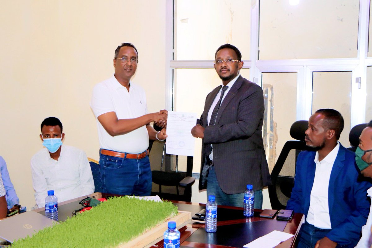 MoPICJubaland's tweet photo. MOPIC convened urgent drought meetng with all NGOs operating in JSS with its aim being getting updates frm partners & their plans towards combating the impact of the drought. Minister @Mursalkhaliif urged them to scale up their hum support & consolidate their fight against drght https://t.co/KTg0GBAKYR