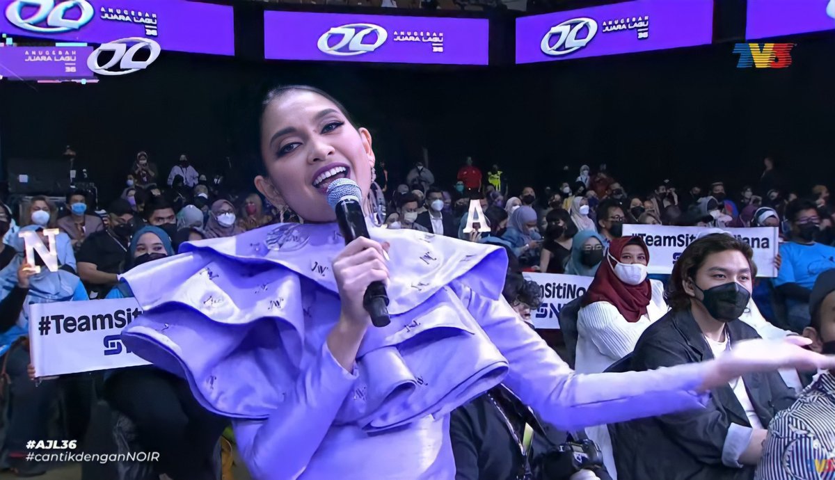 cyntahatisissy's tweet photo. Now watching #AJL36 Backstage 😍 @sissyimann @tv3malaysia https://t.co/TYcJhKHK3N