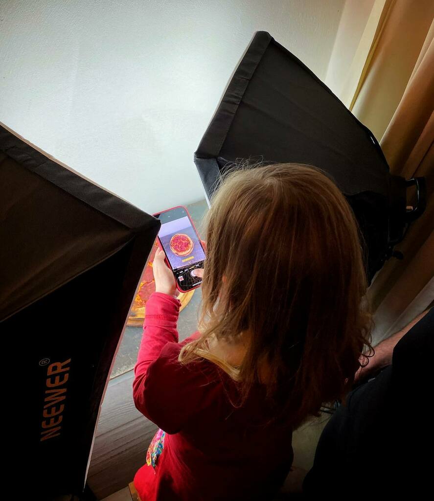 kuechenjunge's tweet photo. Früh übt sich! 🥰😍😇
Die selbstgemachte Pizza zubereiten und sie dann auch fotografieren. 🍕🤩🥳
#parentinggoals #foodlove #cookingwithchildren #makepizza #pizza #pizzalover #foodblogger https://t.co/Mu1UamNlkf
