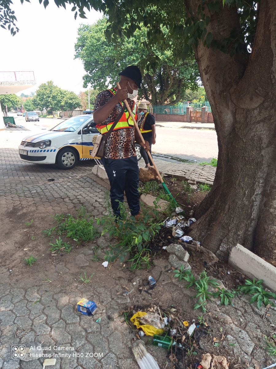 SAPoliceService's tweet photo. #sapsGP On Saturday, 05 March 2022 the Station Commander of SAPS Brakpan, Brigadier Fredl Jonck and some of his members "rolled up their sleeves" to clean the streets of Brakpan town in a concerted effort to create a crime free and clean community. ML
https://t.co/XoJWu4rN1b https://t.co/GRKBm2jQyb