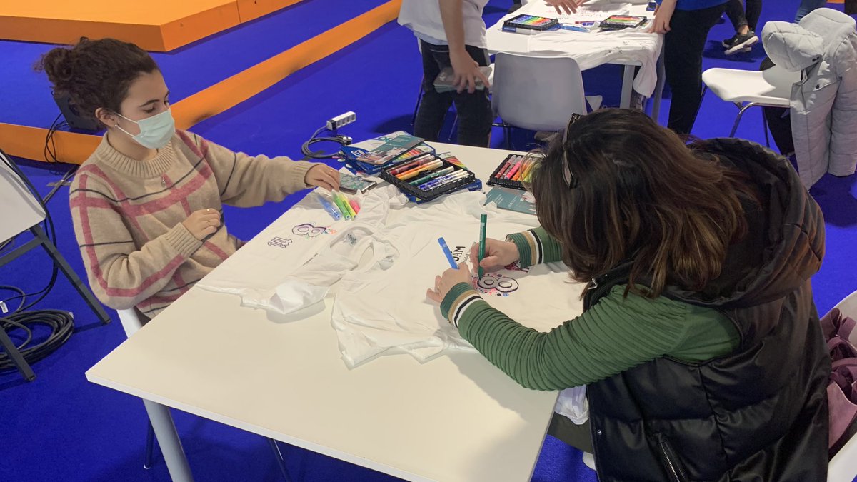 FeriaAula's tweet photo. En #AULAForum de #AULA2022 la @UAM_Madrid imparte el taller de decoración de camisetas por la igualdad de género. 👕 ¡Pásate, diseña y llévate la tuya! 🎨

📍 Núcleo pabellones 12-14 de @IFEMA MADRID.

#SemanadelaEducación https://t.co/Hl252dx7fL
