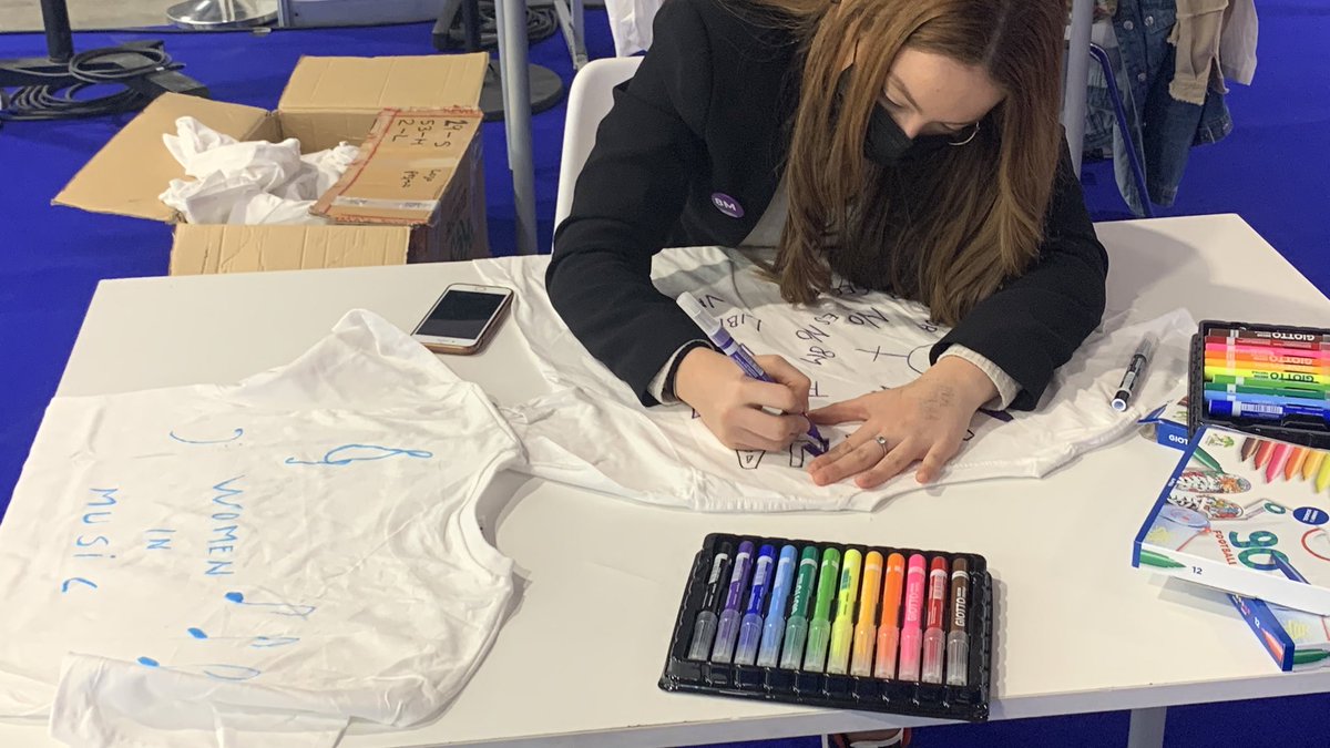FeriaAula's tweet photo. En #AULAForum de #AULA2022 la @UAM_Madrid imparte el taller de decoración de camisetas por la igualdad de género. 👕 ¡Pásate, diseña y llévate la tuya! 🎨

📍 Núcleo pabellones 12-14 de @IFEMA MADRID.

#SemanadelaEducación https://t.co/Hl252dx7fL