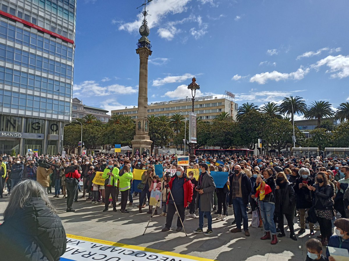 rogilce's tweet image. O Obelisco ateigado berrando "Paz para todas, paz para todos, paz para Ucraína" #Coruña