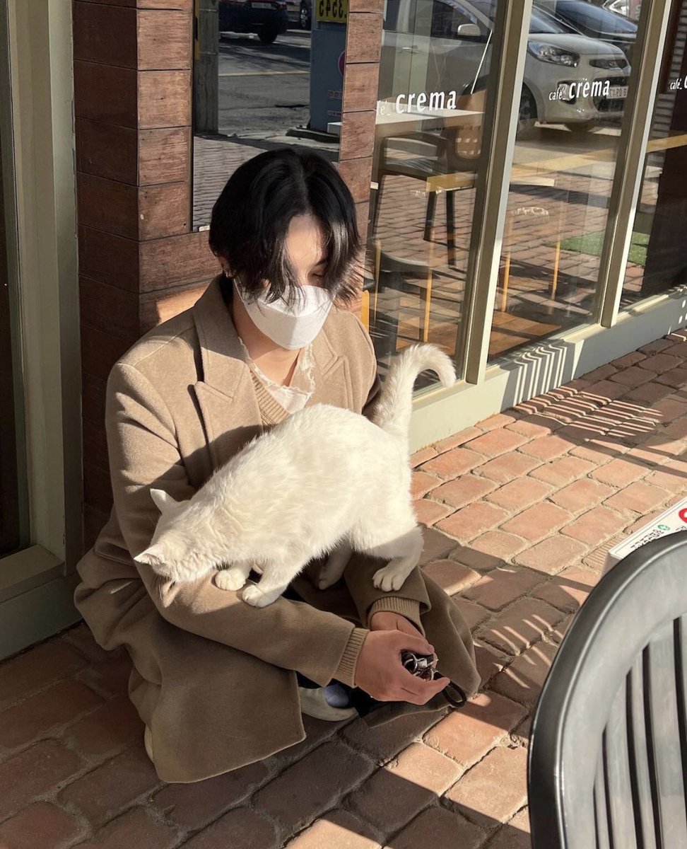 poopangpp's tweet photo. คุณพ่อแมว 🤍 #JAYB https://t.co/7tOqQYrJXh
