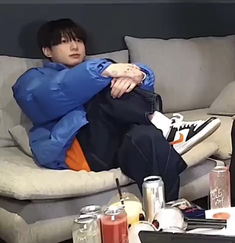 Sally62481's tweet photo. Đang live mà Jungkook "tôi là ai, đây là đâu" =)) người cũng gần m80 chứ ít ỏi gì mà dòm coi, 3cm =))) để cái chân thấy ghéc thiệt chứ 🙃
#Butter #BestMusicVideo #iHeartAwards  @BTS_twt https://t.co/5BPPXmdnXM