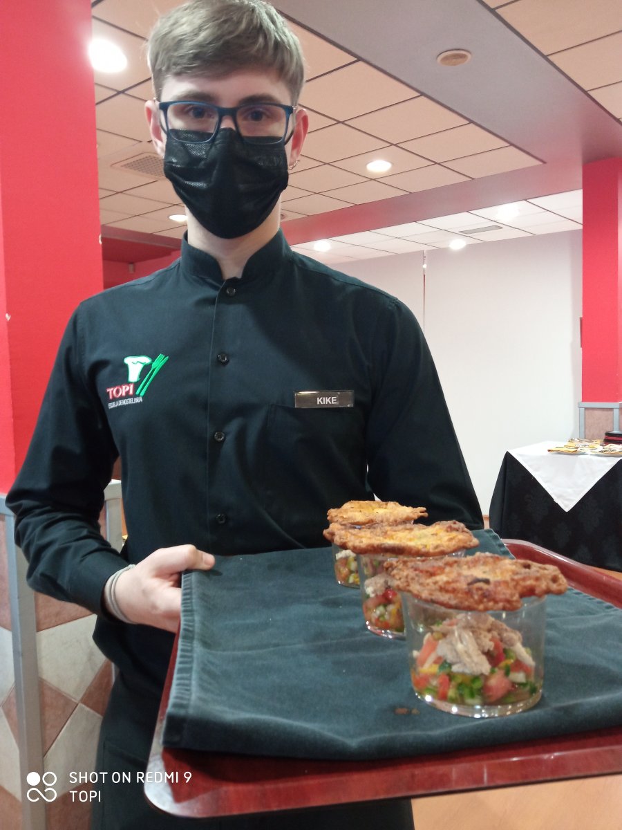 TOPIzgz's tweet photo. ¡Unos grandes maestros de la #Cocina y Servicio en Sala!👏

Es lo que podemos decir a nuestro alumnado de la Escuela de #Hostelería TOPI por el gran trabajo que realizó en equipo con motivo de la celebración del #Carnaval. 👍🥰

#escueladehostelería #menú  #gastronomía https://t.co/JTy5QCJBPM