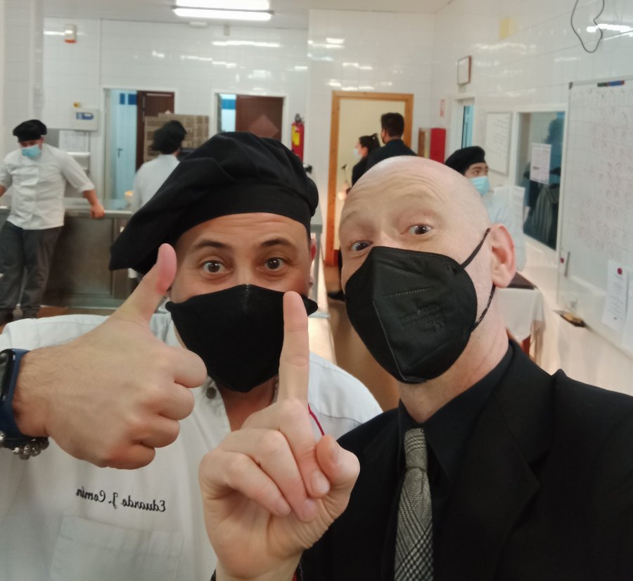 TOPIzgz's tweet photo. ¡Unos grandes maestros de la #Cocina y Servicio en Sala!👏

Es lo que podemos decir a nuestro alumnado de la Escuela de #Hostelería TOPI por el gran trabajo que realizó en equipo con motivo de la celebración del #Carnaval. 👍🥰

#escueladehostelería #menú  #gastronomía https://t.co/JTy5QCJBPM