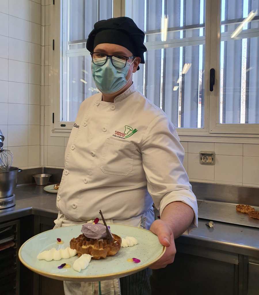 TOPIzgz's tweet photo. ¡Unos grandes maestros de la #Cocina y Servicio en Sala!👏

Es lo que podemos decir a nuestro alumnado de la Escuela de #Hostelería TOPI por el gran trabajo que realizó en equipo con motivo de la celebración del #Carnaval. 👍🥰

#escueladehostelería #menú  #gastronomía https://t.co/JTy5QCJBPM