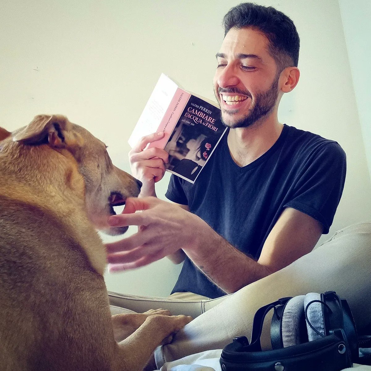 ManuelSaraca's tweet photo. Ho la sensazione che non mi lascerà leggere... 😅
#canifelici #leggere #buonadomenica #dogs https://t.co/zAjXCGR87A